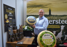 Piet den Hertog met de geitengatenkaas van De Mèkkerstee, Bioproduct van het jaar 2022. Links op de foto de nieuwe kant-en-klare kaasfondue. 